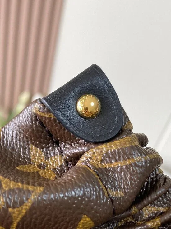 Classic Louis Vuitton Bag: A Stylish and Versatile Choice for Elegance - Picture 3 of 8